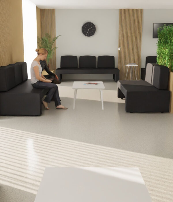 Espace d’attente de l’accueil d’une clinique du sport à Mérignac avec banquettes WAIT sur mesure adaptées aux flux dans un grand hall de 931 m²