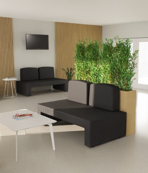 Salle d’attente de consultation dans une clinique du sport à Mérignac avec banquettes WAIT conçues pour le confort des patients et un usage médical intensif