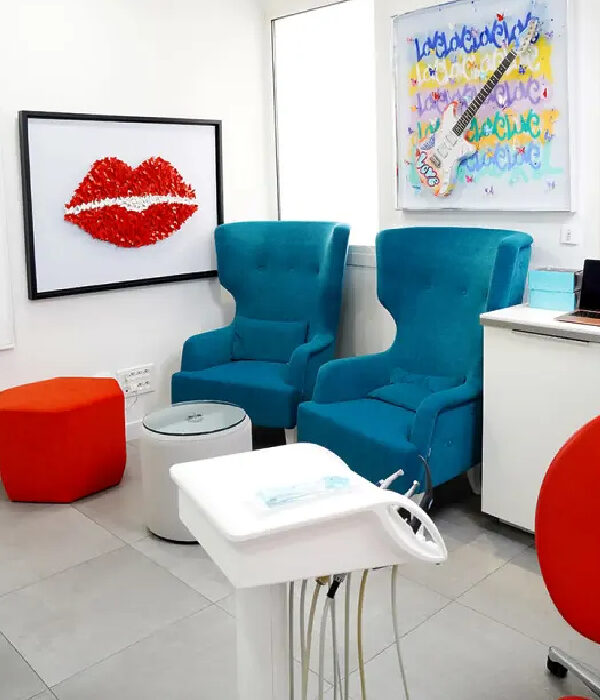 Salle d’examen avec mobilier pop art cabinet dentaire