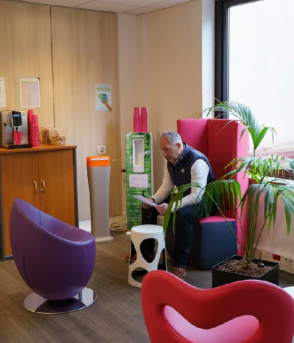 Salle de travail Pop Art avec fauteuils CUBIKO bicolores fuchsia et violet, fauteuil pivotant HUEVO, fauteuil CORAZON et table ALIEN
