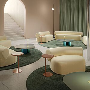 Canapé et fauteuil UNAÏ aux formes organiques avec dossier fluide pour aménagement d’espaces lounge et résidentiels contemporains