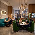 Banquette droite Aoko sur mesure avec dossier capitonné, surpiqûres décoratives, bandes verticales, boutons ou motifs géométriques pour espaces professionnels