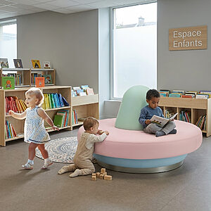 Aménagement d'un espace enfants d'une bibliotheque avec une banquette circulaire ronde